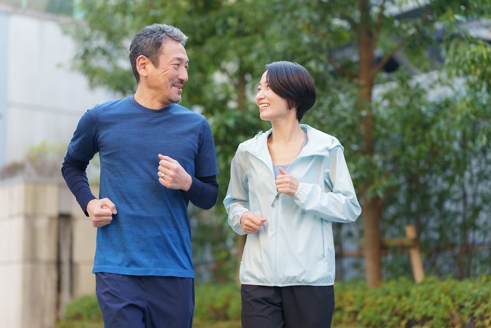 一緒にジョギングする男女